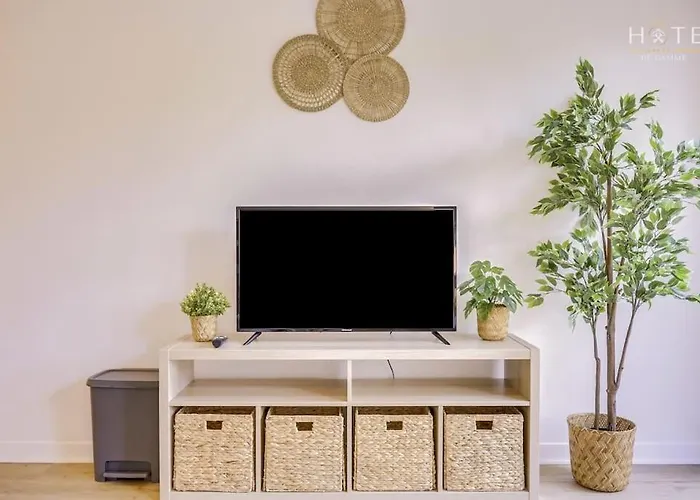 Studio Central, Proximite Immediate Aeroport