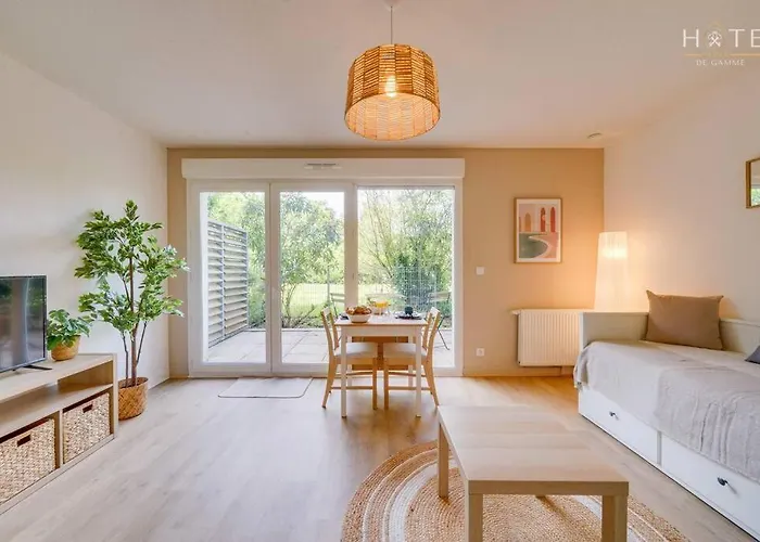 Studio Central, Proximite Immediate Aeroport